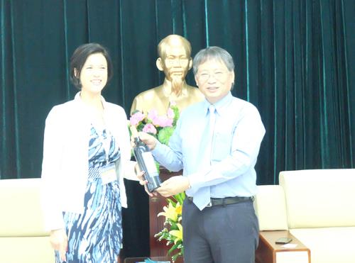 Phó chủ tịch UBND thành phố Đà Nẵng Nguyễn Ngọc Tuấn tặng quà lưu niệm cho bà Celine Zapolsky.