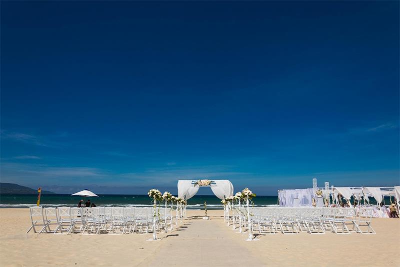 Với không gian ngoài trời độc đáo, đám cưới của Hà Anh và Olly đã được tổ chức tại một trong những bãi biển đẹp nhất hành tinh.