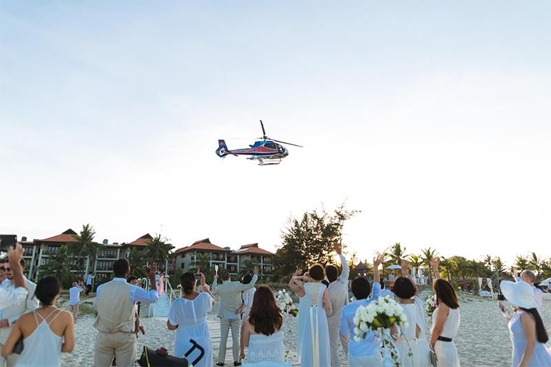 Điểm độc đáo của lễ cưới là màn xuất hiện bất ngờ của cô dâu từ máy bay trực thăng.
