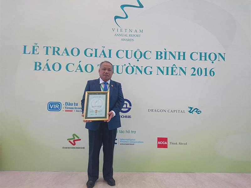 Chủ tịch HĐQT PVCFC Nguyễn Đức Thành thay mặt công ty nhận giải một trong 50 báo cáo thường niên tốt nhất do Ban Tổ chức trao tặng.