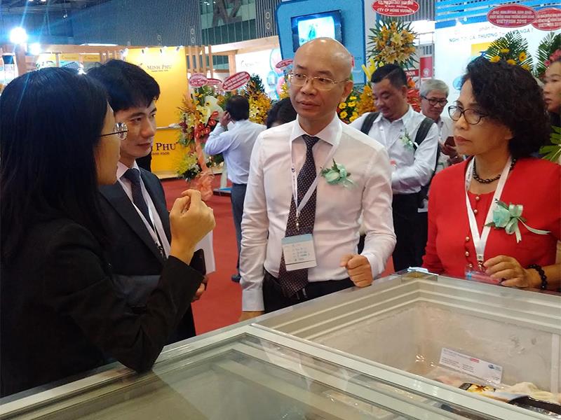 VIETFISH 2016 được xem là hội chợ quan trọng giúp kết nối giữa các doanh nghiệp chế biến và xuất khẩu thủy sản của  Việt Nam với các nhà kinh doanh thủy sản thế giới. Ảnh Hồng Phúc