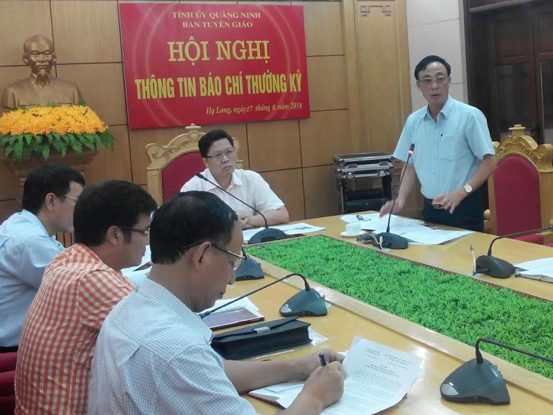 Phó chủ tịch TT TP Cẩm Phả trả lời báo chí tại hội nghị chiều này do Ban Tuyên giáo tỉnh chủ trì. Ảnh: Thanh Tân