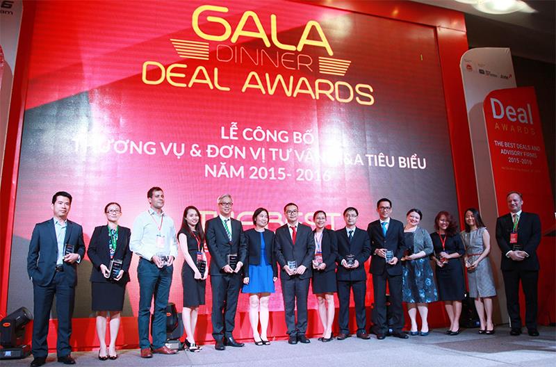 Bà Trần Anh Đào, Phó Tổng giám đốc HOSE trao kỷ niệm chương cho các tổ chức tư vấn M&A tiêu biểu 2015-2016.