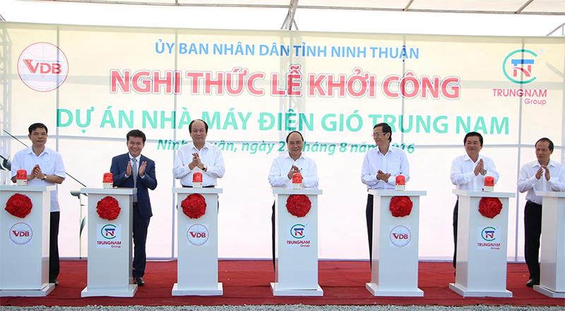 Thủ tướng Nguyễn Xuân Phúc bấm nút khởi công Dự án điện gió tại tỉnh Ninh Thuận. Ảnh Gia Huy