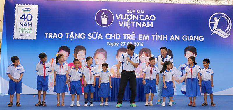 Tham dự chương trình các em học sinh An Giang còn được giao lưu và tham gia các trò chơi vui nhộn cùng hai Nghệ sĩ hài Xuân Bắc và Tự Long, các đại sứ thiện chí của chương trình Quỹ sữa Vươn cao Việt Nam.