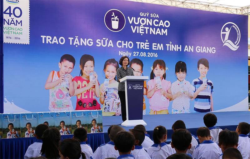 Bà Bùi Thị Hương-Giám đốc điều hành Vinamilk- chia sẻ về ý nghĩa nhân văn của chương trình Quỹ Sữa Vươn Cao Việt Nam mà Vinamilk đồng hành 9 năm nay.