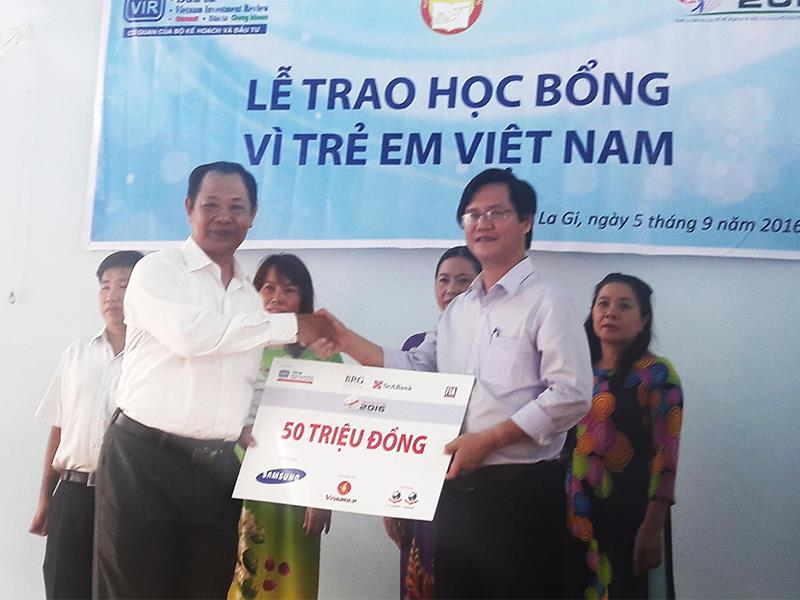 Phó Tổng Biên tập Báo Đầu tư Nguyễn Văn Hồng trao biển tượng trưng đợt trao học bổng năm 2016 tại tỉnh Bình Thuận.