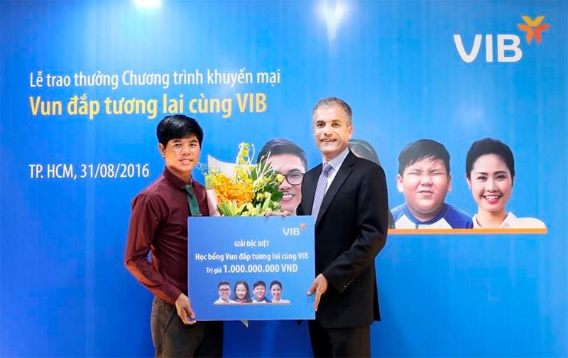 Khách hàng Nguyễn Tiến Thành nhận học bổng trị giá 1 tỷ đồng từ VIB.