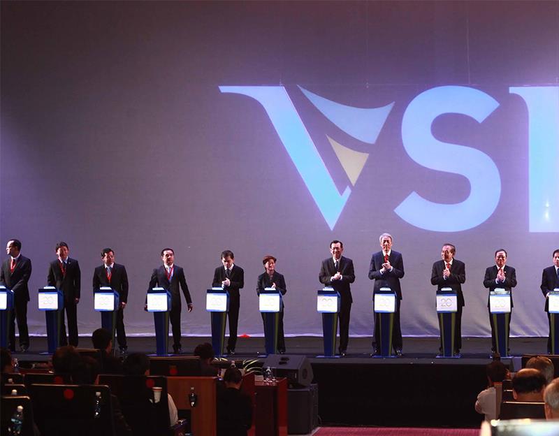 Các lãnh đạo hai chính phủ và VSIP chào mừng logo mới của VSIP. Ảnh: Lê Toàn