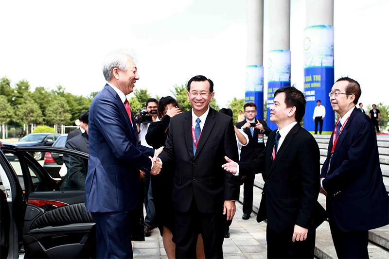 Lãnh đạo VSIp đón tiếp ngài Phó thủ tướng Singapore Teo Chee Hean. Ảnh: Lê Toàn