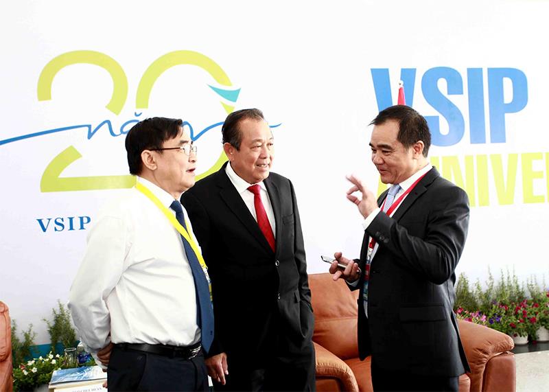 Phó thủ tướng thường trực Trương Hòa Bình gặp gỡ lãnh đạo Bình Dương nhân kỷ niệm 20 năm VSIP. Ảnh: Lê Toàn