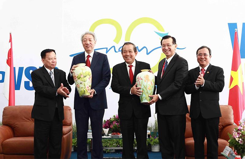 Hai Phó thủ tướng Việt Nam và Singapore chúc mừng lãnh đạo VSIP. Ảnh: Lê Toàn