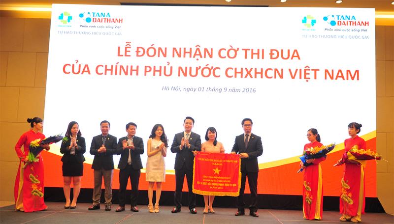 Ban lãnh đạo Tập đoàn Tân Á Đại Thành vinh dự đón nhận cờ thi đua của Chính phủ nước CHXHCN Việt Nam.