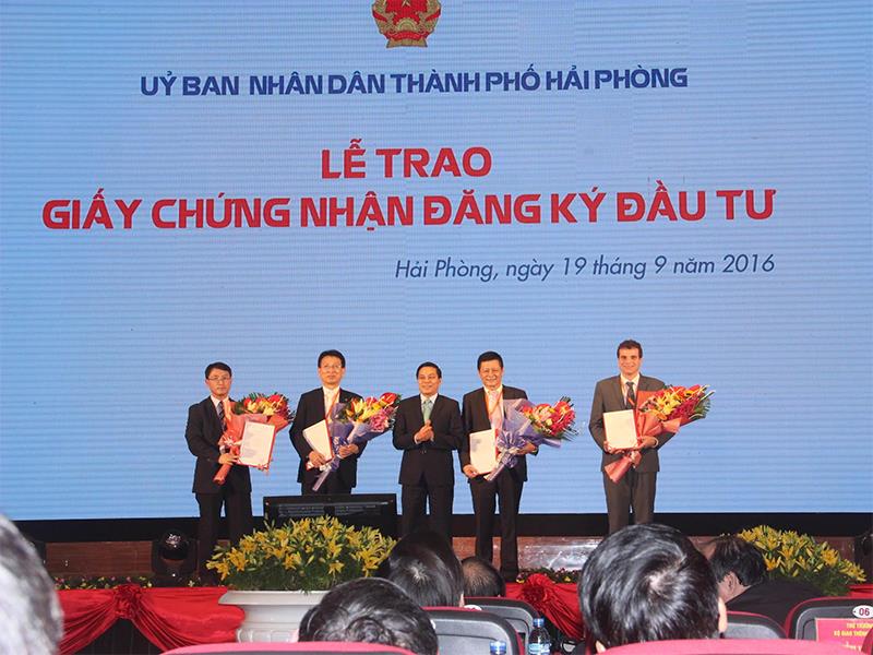 Ông Nguyễn Văn Tùng, Chủ tịch UBNDTP Hải Phòng trao giấy CNĐT. Ảnh: Thanh Tân