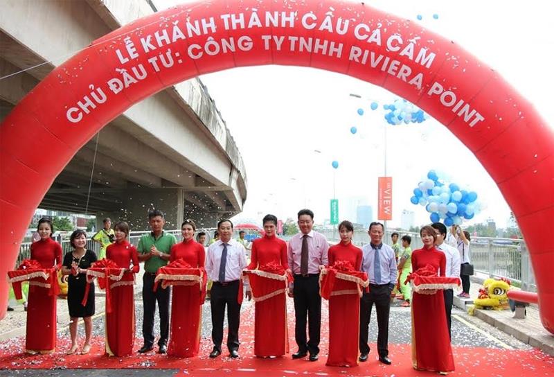 Lãnh đạo quận 7 TP.HCM cùng Công ty Keppel Việt Nam khánh thành cây cầu Cả Cấm. Ảnh: Gia Huy