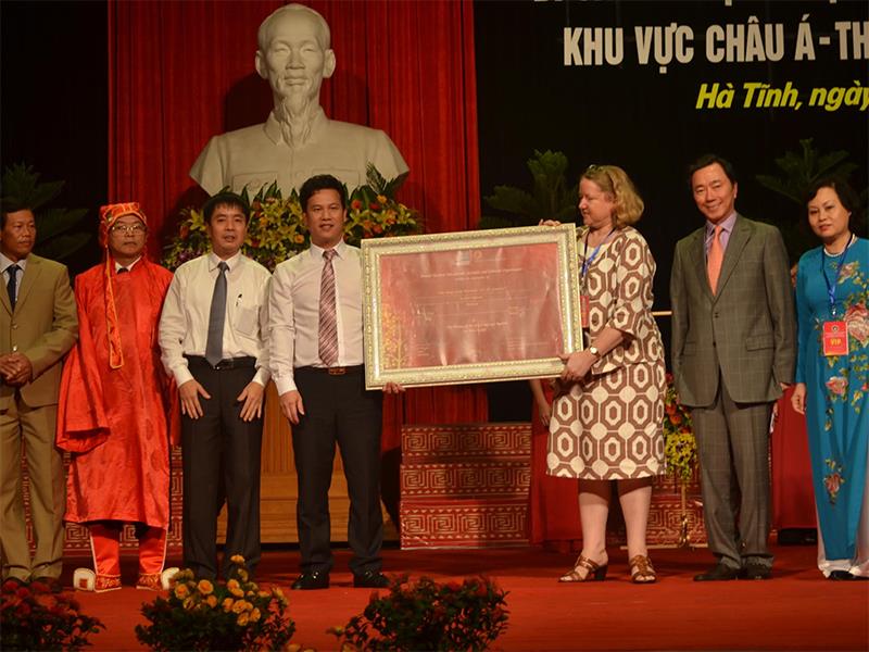 Đại diện tổ chức UNESCO trao bằng công nhận di sản mộc bản Trường học Phúc Giang cho tỉnh Hà Tĩnh và dòng họ Nguyễn Huy - Trường Lưu.
