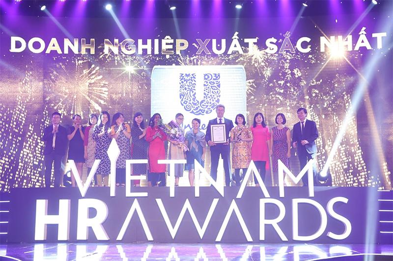 Các doanh nghiệp nhận giải thưởng tại Vietnam HR Awards 2016.