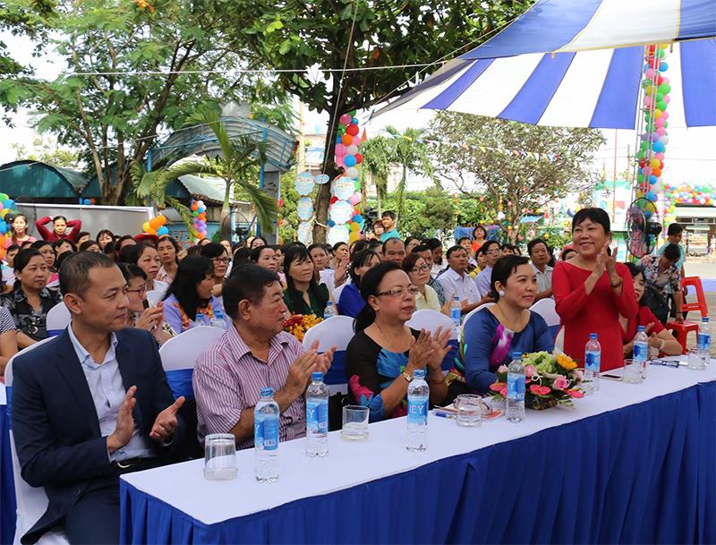 Đông đảo các thầy cô giáo và các em học sinh mầm non Đồng Nai đã đến tham dự lễ phát động chương trình Sữa học đường Quốc gia tại tỉnh Đồng Nai do Vinamilk và Tetra Pak tổ chức.