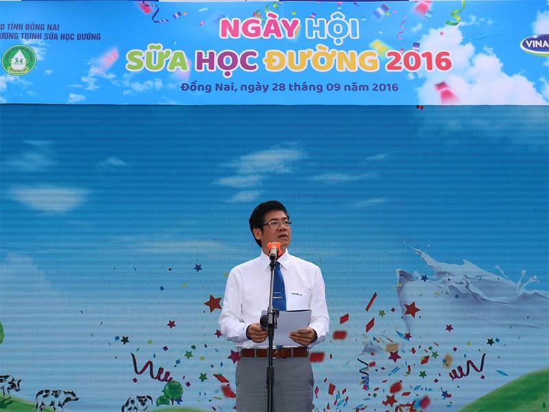 Ông Nguyễn Hồng Sinh- Giám đốc Kinh doanh toàn quốc của Vinamilk chia sẻ kinh nghiệm gần 10 năm triển khai thực hiện chương trình Sữa học đường tại ngày hội.