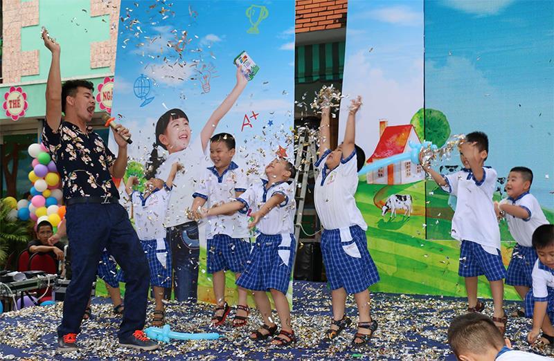 Các bé trường mầm non An Bình, Biên Hòa đang cùng nhau tham gia các trò chơi vui nhộn cùng nghệ sĩ hài Xuân Bắc trong ngày hội sữa học đường do Vinamilk và Tetra Pak tổ chức