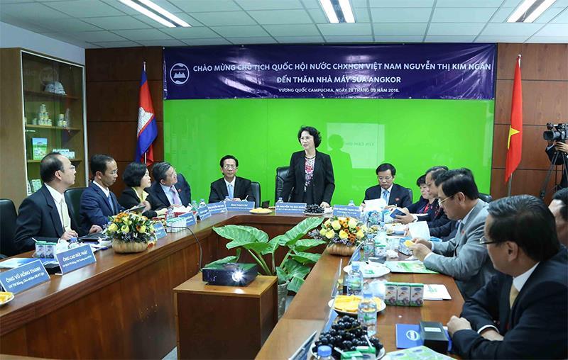 Bà Nguyễn Thị Kim Ngân- Uỷ Viên Bộ Chính trị, Chủ tịch Quốc hội Việt Nam nhận xét về tình hình hoạt động sản xuất của nhà máy sữa Angkor sau phần trình bày của lãnh đạo nhà máy.