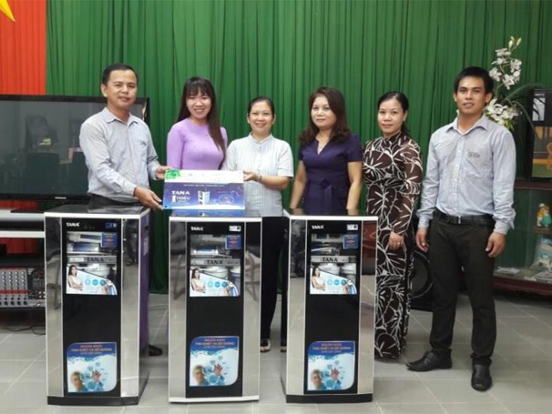 Đại diện Tân Á Đại Thành trao tặng máy lọc nước cho cán bộ khu di tích Sơn Mỹ - Quảng Ngãi.