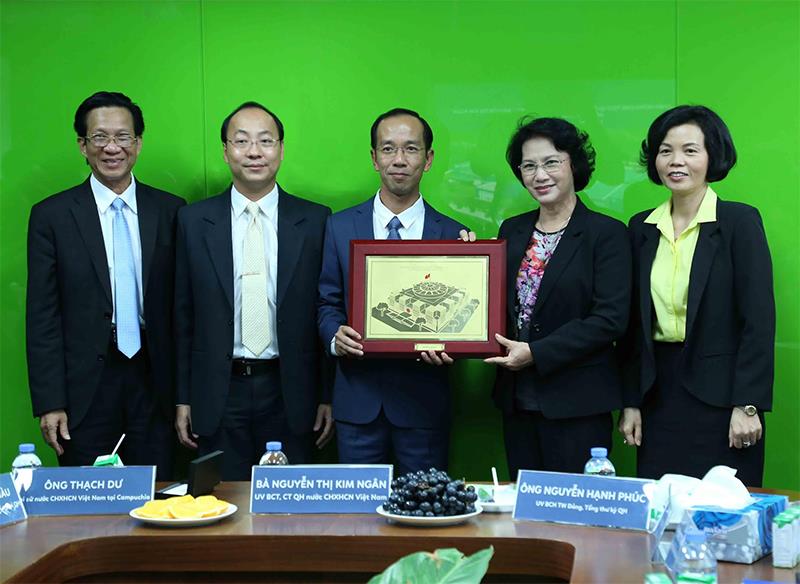 Chủ tịch Quốc hội Nguyễn Thị Kim Ngân tặng quà lưu niệm cho ông Mai Hoài Anh – Chủ tịch Hội đồng Quản trị công ty sữa Angkor