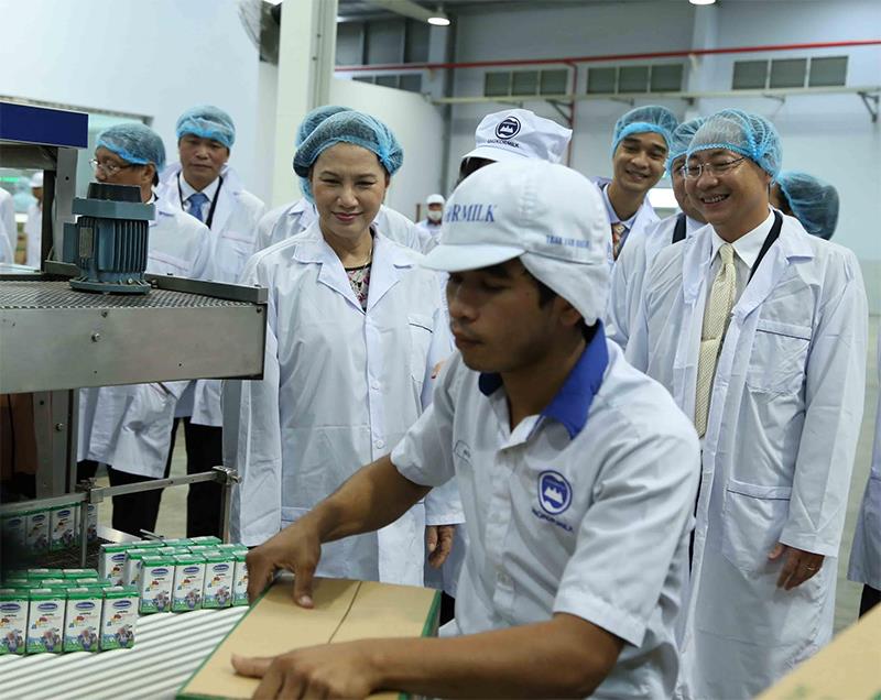Chủ tịch Quốc hội Nguyễn Thị Kim Ngân và các đại biểu tham quan khu vực đóng gói của sản phẩm sữa nước tại Nhà máy Angkor.