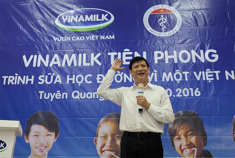 GS.TS Nguyễn Thanh Long- Thứ trưởng Bộ Y tế giao lưu cùng các em học sinh trường tiểu học Tràng Đà, Tuyên Quang lễ phát động chương trình sữa học đường năm 2016