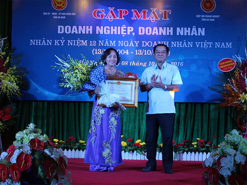 Bộ trưởng, Chủ nhiệm Văn phòng Chủ tịch nước Đào Việt Trung trao Huân chương lao động hạng nhất do Chủ tịch Nước trao tặng cho Giám đốc Công ty CP Lương Thực Hà Nam Bà Trần Thị Loan.
