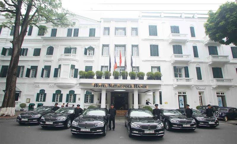 Lô 8 xe siêu sang BMW Series 7 được bàn giao cho khách sạn Sofitel Legend Metropole Hanoi.