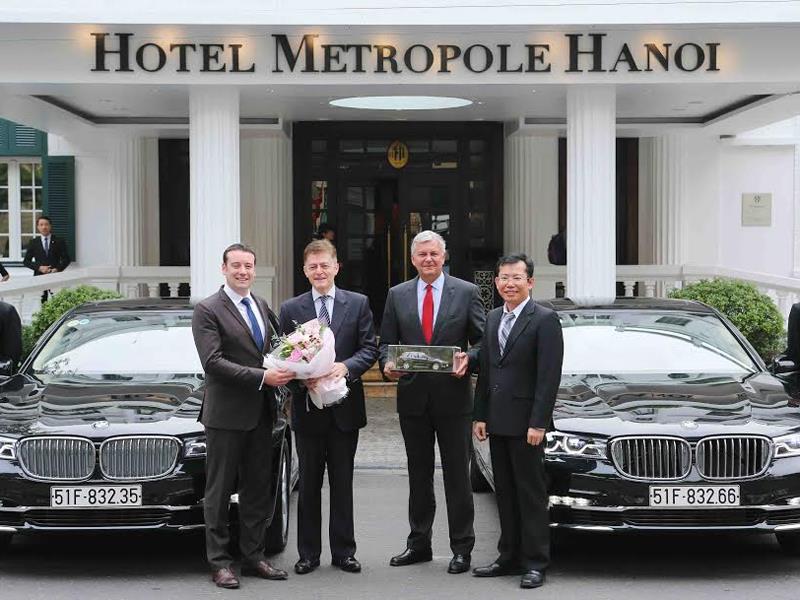 Đại diện Euro Auto và Sofitel Legend Metropole Hanoi trong lễ bàn giao.