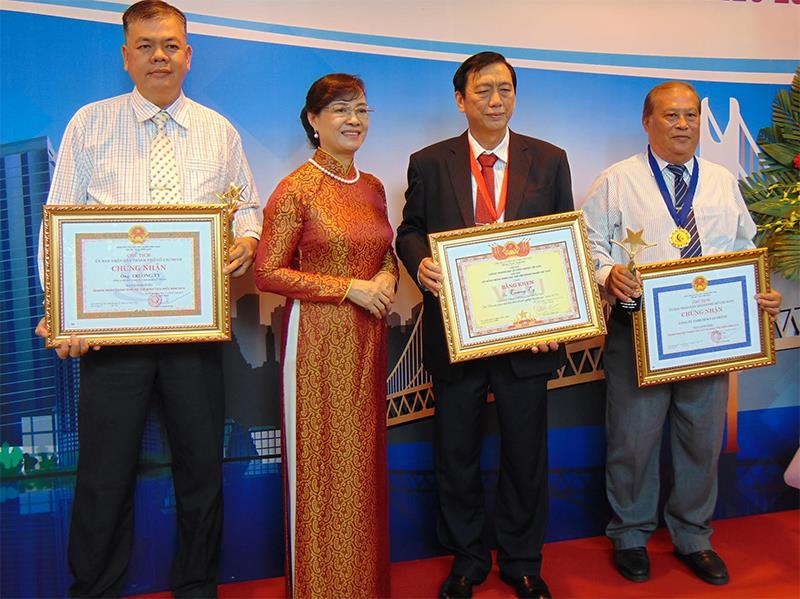 Ông Trương Ty, Chủ tịch HĐQT/ TGĐ Công ty nệm Vạn Thành (Thứ ba từ trái sang)