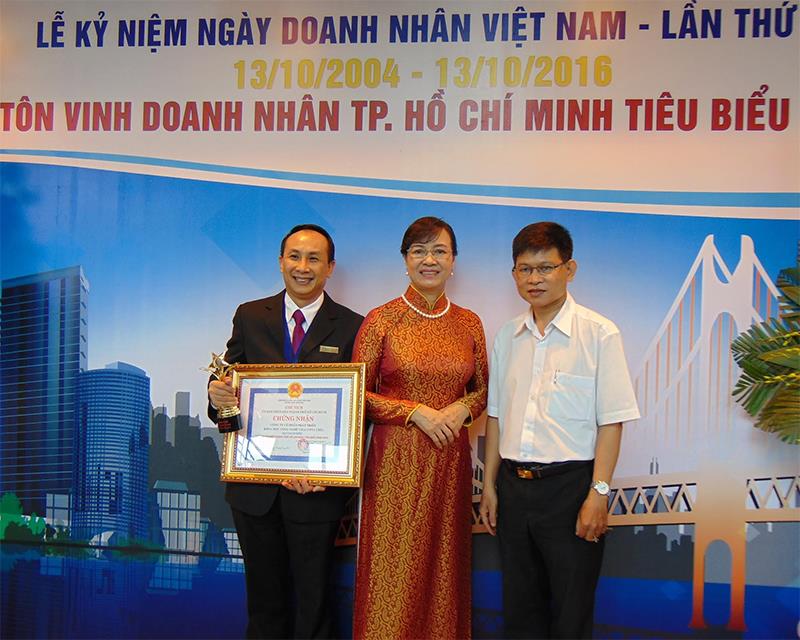 Ông Nguyễn Viết Hồng, Chủ tịch HĐQT/ TGĐ CTCP Phát triển khoa học công nghệ Vina ( Đầu tiên từ trái sang)