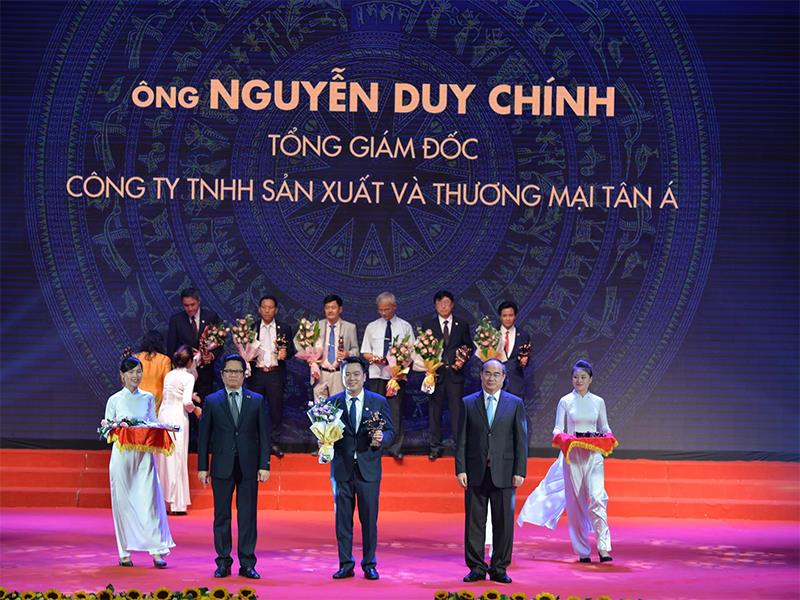 Tổng Giám đốc Nguyễn Duy Chính nhận giải doanh nhân Việt Nam tiêu biểu toàn quốc năm 2016.