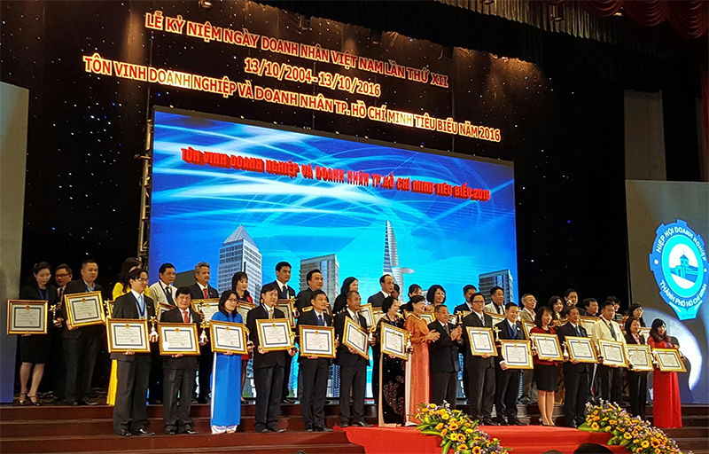 Đại diện các doanh nghiệp tiêu biểu TP.HCM năm 2016 trong lễ kỷ niệm Ngày doanh nhân Việt Nam sáng 13/10.