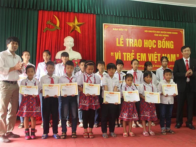 Ông Phạm Thanh Tân và Ông Nguyễn Hồng Thanh trao học bổng cho các em học sinh.