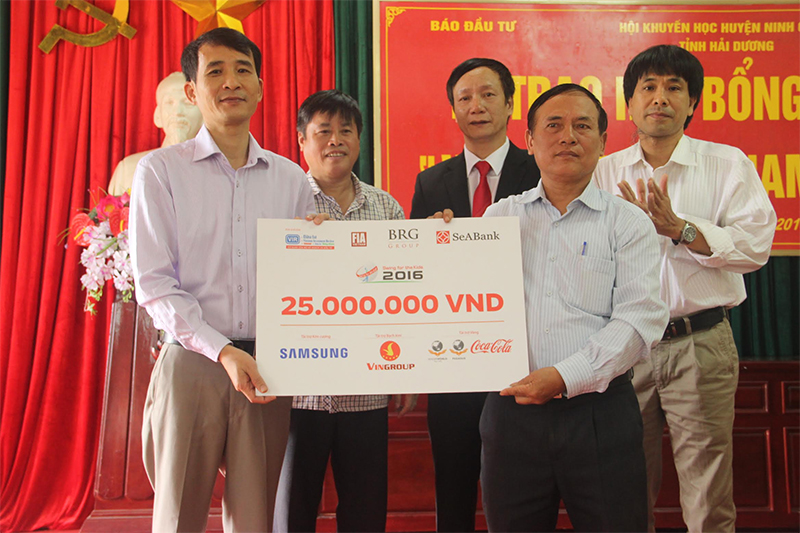 Lãnh đạo Báo Đầu tư  trao biển tượng trưng cho Hội khuyến học huyện Ninh Giang.