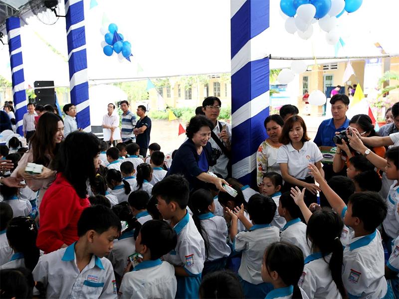 Bà Nguyễn Thị Kim Ngân – Ủy viên Bộ Chính trị, Chủ tịch Quốc hội nước Cộng hòa Xã hội Chủ nghĩa Việt Nam và các đại biểu trao tặng sữa trực tiếp cho các em học sinh tại Cần Thơ.