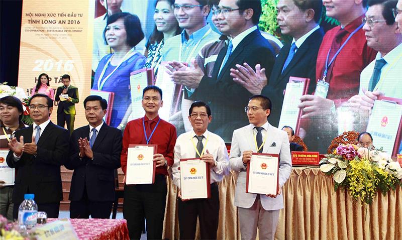 Lãnh đạo tỉnh Long An trao giấy chứng nhận đầu tư cho Liên doanh Băng Dương - Bamboo Capital Group, chủ đầu tư Dự án BOT ĐT830, vốn hơn 1000 tỷ đồng. Ảnh Lê Toàn