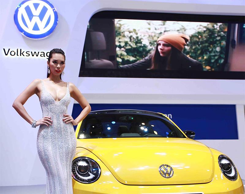 Siêu mẫu Hà Anh thiêu đốt mọi ánh nhìn khi cô giới thiệu sản phẩm Volkswagen.