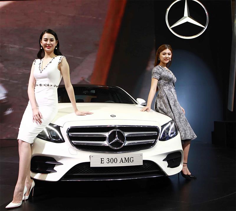 Hai người đẹp của Mercedes song hành bên E 300 AMG.