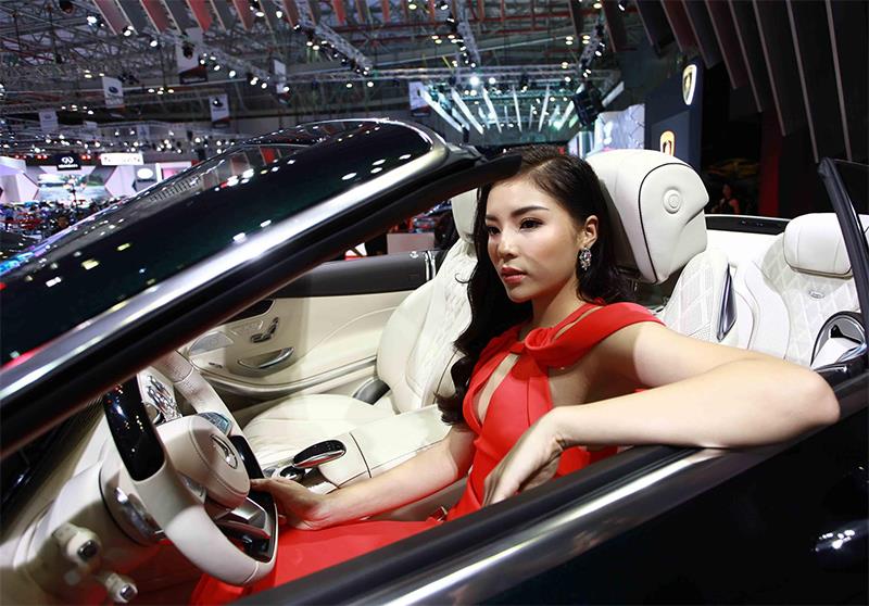 Người đẹp Kỳ Duyên đang ngồi thử chiếc xe Mer S500 Cabriolet.