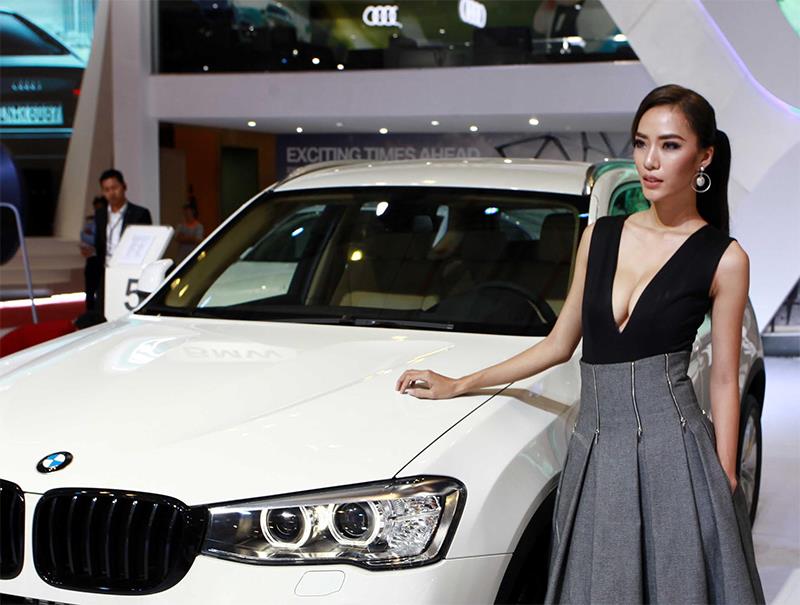 Người đẹp giới thiệu sản phẩm BMW.