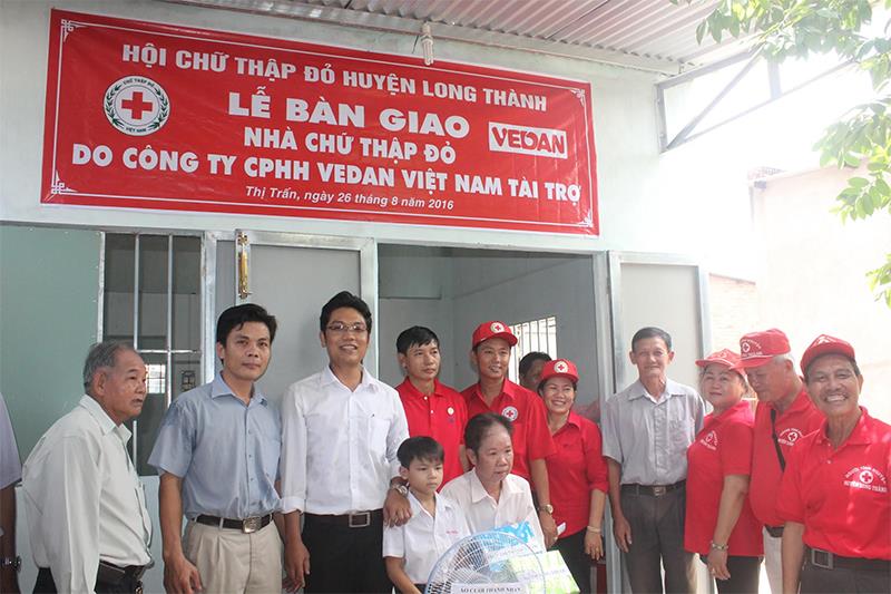 Đại diện Vedan tặng nhà TT cho ông Võ Văn An tại huyện Long Thành.