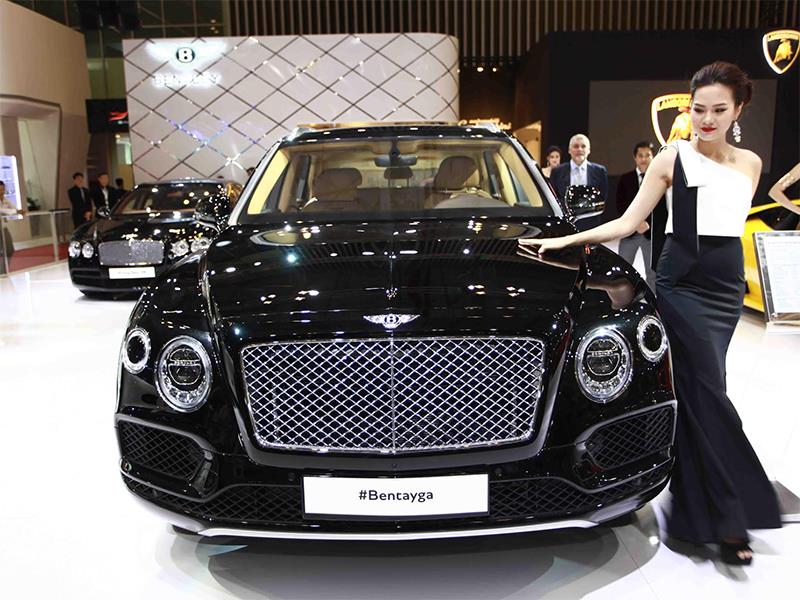 Thiết kế, lắp ráp tại Crewe, Vương Quốc Anh, là mẫu SUV siêu sang thương mại đầu tiên của Bentley.