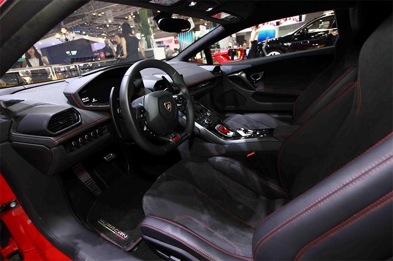 Hệ thống lái trợ lực điện (EPS) cho hiệu quả tốt hơn hệ thống thủy lực, không cần bảo dưỡng và hoạt động dựa trên tốc độ xe, góc đánh lái và tốc độ đánh lái. Hệ thống lái trợ lực điện còn có chế độ hỗ trợ đánh lái ngược. Đặc biệt được bổ sung tùy chọn add-on: The Lamborghini Dynamic Steering (LDS). Đây là tùy chọn add-on đặc biệt của Lamborghini, tự động điều chỉnh dựa trên chế độ lái. Nó được thiết kế đặc biệt dành để đảm bảo độ cân bằng và luôn giữ cho xe đạt tốc độ cao nhất khi vào cua, trong kĩ thuật gọi là trường hợp 