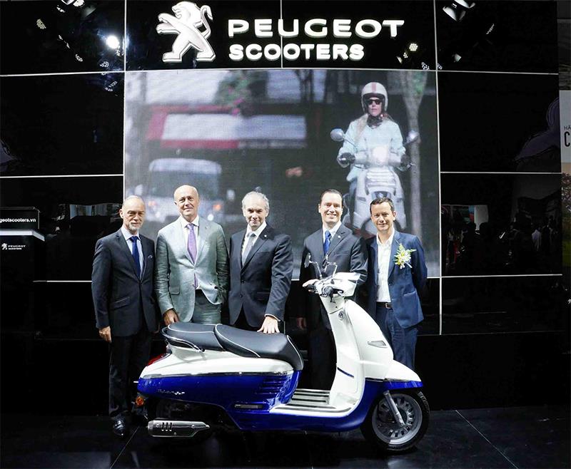Đại diện Peugeot Motocycles và OneAsia chụp hình cùng chiếc xe Django