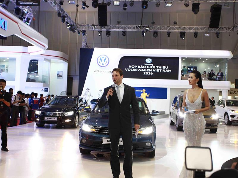 ông Fabian Uwe, Giám đốc kinh doanh khu vực Đông Nam Á của Volkswagen giới thiệu bộ ba mới nhất của Volkswagen gồm Beetle; Jetta và Sharan.