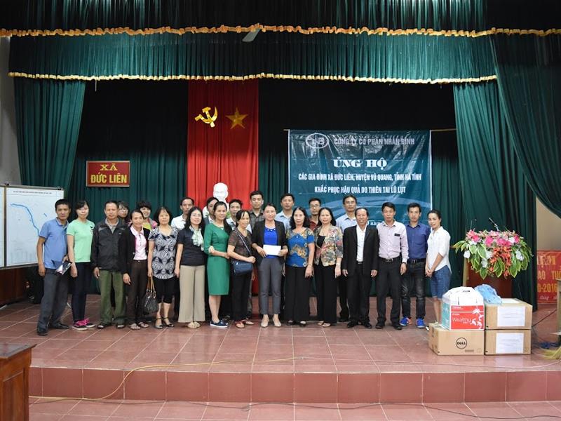 Đoàn cán bộ công ty CP Nhân Bình cùng các gia đình thiện nguyện trao quà cho các hộ gia đình vùng lũ lụt huyện Vũ Quang, Hà Tĩnh.